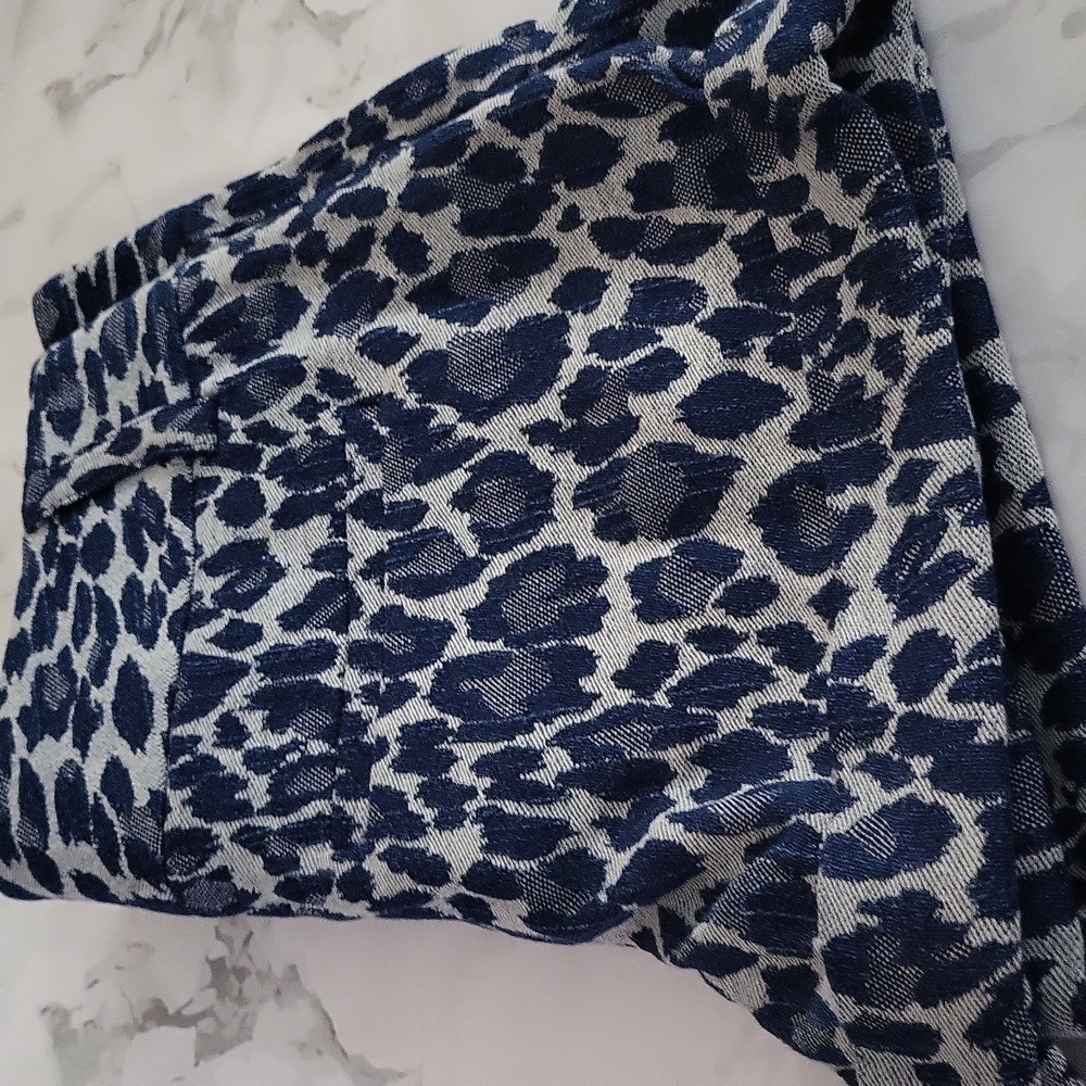 Alice + Olivia Cady Blue Leopard Jacquard Denim Cuffed Shorts - Picture 8 of 10